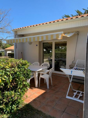 Maisonnette avec piscine intérieure chauffée à 300m de la plage